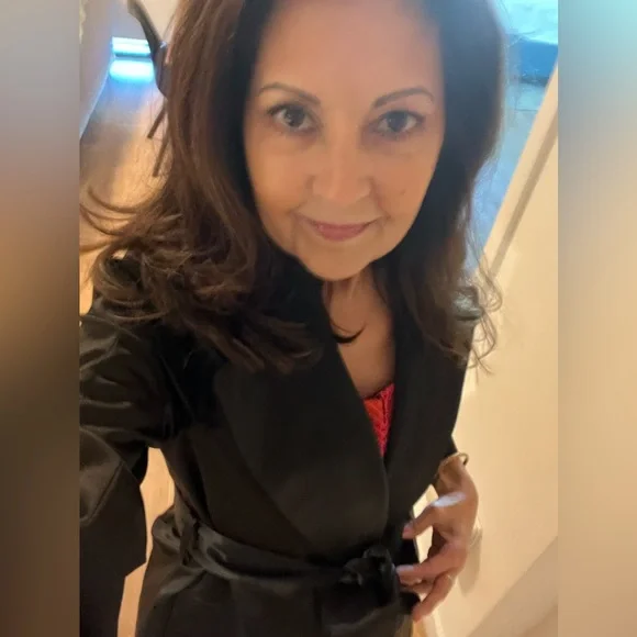 HI QUEENS !! 👑👑👑 I'M LIVE!! PREMIUM CLEAR OUT!!!!! DON'T MISS THIS!!!! 🔥 ITEMS - Picture 4 of 17